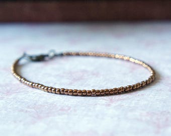Bronze Perlenarmband, kleine Perlen Armband, Perlen Armband, Minimalist Armband, Layering Zarte Armband, Perlenschmuck