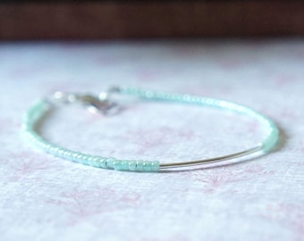 Seafoam grüne Samen Perlenarmband, Perlen Stapel Armband, Minimalist Einfache Armband, Zarte Schicht Armband, Zierliche Silber Armband