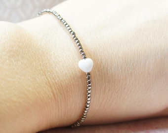 Pulsera de cuentas de semillas de plata oscura y corazón blanco, pulsera apilable, pulsera minimalista con cuentas, pulsera de capas finas, pulsera de cuentas pequeñas