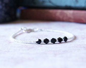 Pulsera de cuentas de semillas blancas y cristal negro, pulsera apilable con cuentas, pulsera minimalista en capas, pulsera delicada de cuentas pequeñas