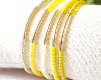 Pulsera de cuentas amarillas y crema, pulsera de barra de oro apilable con cuentas, pulsera minimalista sencilla, pulsera delicada con capas