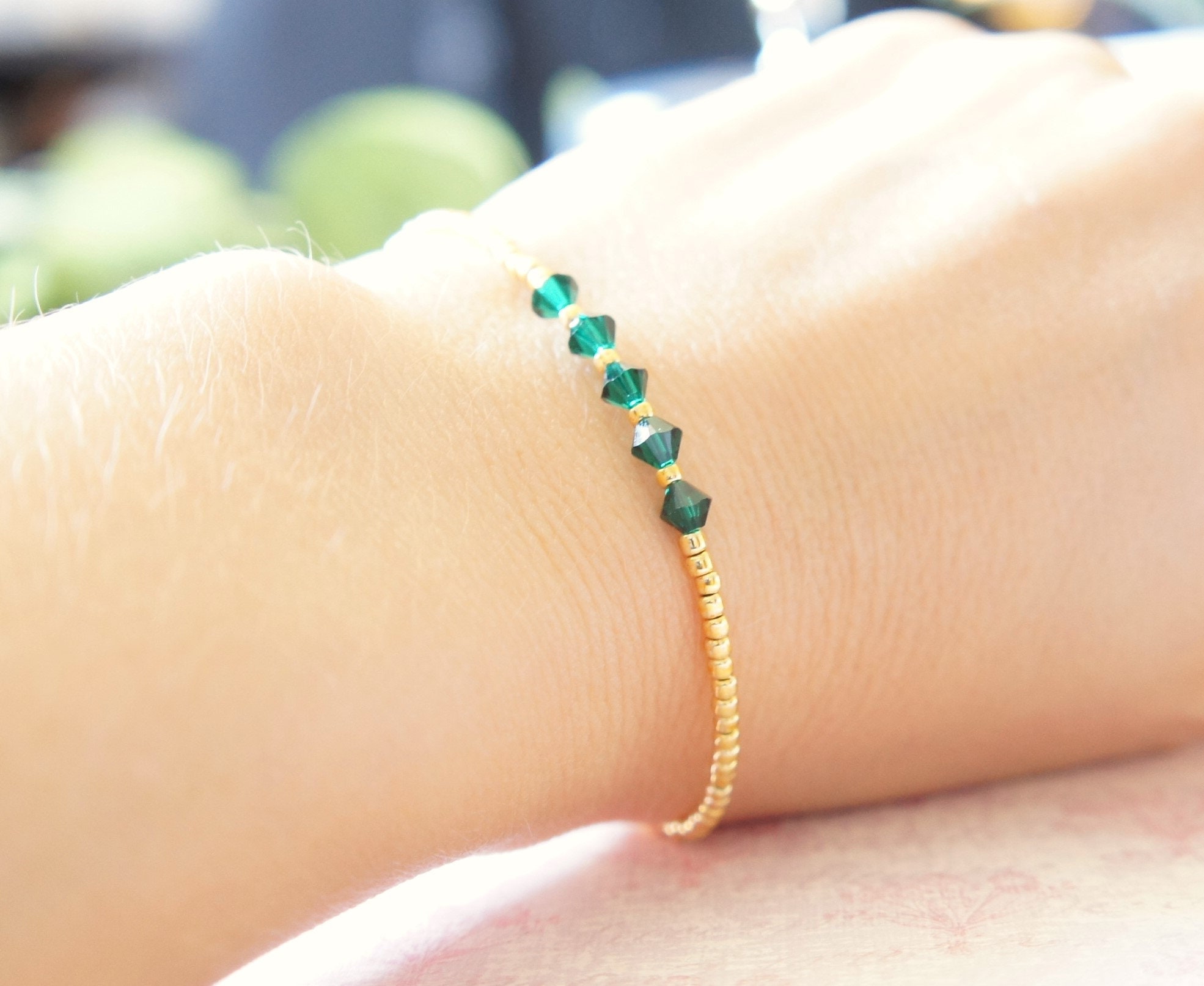 エメラルドグリーンのスワロフスキークリスタルゴールドシードビーズ