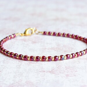 Himbeerrot und Gold Perlenarmband, Perlenarmband, Minimalistisches Armband, Kleine Perlen Armband, Zarte Schicht Armband