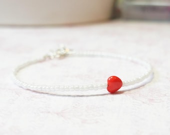 Pulsera de cuentas blancas y corazón rojo, pulsera de cuentas apilables, pulsera minimalista con capas, pulsera delicada con cuentas pequeñas