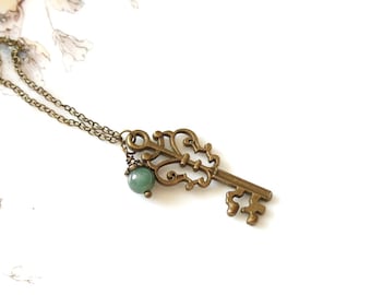 Collar de llave pequeña de bronce, collar de llave esqueleto con cuenta de aventurina, collar de llave antigua, collar de llave de inspiración vintage con piedra preciosa.
