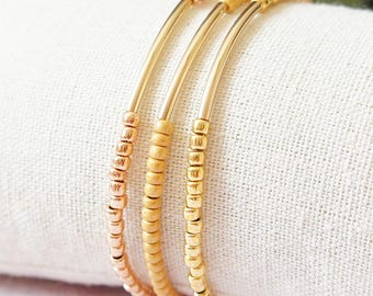 Pulsera de cuentas doradas, pulsera de cuentas pequeñas y barra chapada en oro, pulsera apilable sencilla, joyería minimalista, pulsera delicada de cuentas pequeñas