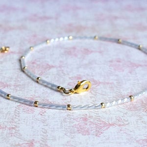 Gargantilla de cuentas de semillas blancas y doradas, Gargantilla de cuentas, Collar de capas delicadas, Collar fino delicado, Collar de cuentas minimalista simple