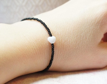 Pulsera de cuentas de semillas negras y corazón blanco, pulsera de cuentas apilables, pulsera minimalista sencilla, pulsera delicada de cuentas checas en capas