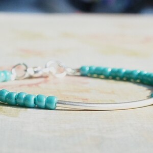 Türkisblaues Perlenarmband, einfaches minimalistisches Armband, Sterling Silber Stabarmband, Layering Armband