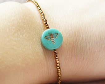Pulsera de cuentas de semillas de bronce y abeja turquesa, pulsera de cuentas apilables, pulsera minimalista sencilla, pulsera delicada con capas de cuentas pequeñas