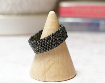 Anillo de cuentas de semillas negras, anillo de cuentas de dos colores, anillo de banda tejida con cuentas flexibles, anillo de peyote delica, joyería con cuentas de semillas