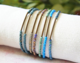 Pulsera apilable de cuentas de semillas turquesas y azules, pulsera minimalista y sencilla, pulsera de cuentas estilo boho, pulsera de barra de bronce, elige tu color