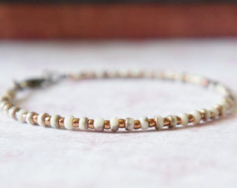 Pulsera de cuentas de semillas de color beige y bronce, pulsera de cuentas apilables, pulsera minimalista sencilla con cuentas pequeñas, pulsera delicada con capas