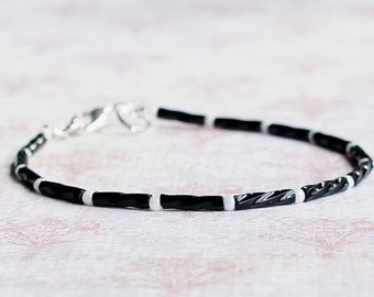 Pulsera de cuentas de semillas en blanco y negro, pulsera de apilamiento de cuentas, pulsera minimalista simple, pulsera delicada de capas finas, cuentas de bugle
