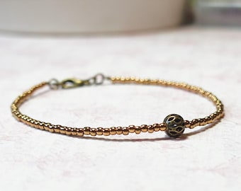 Pulsera de cuentas de filigrana y cuentas de semillas de bronce, pulsera de cuentas apilables, pulsera minimalista simple, pulsera delicada de cuentas pequeñas en capas