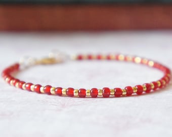 Himbeerrot und Gold Perlenarmband, Perlenarmband, Minimalistisches Armband, Kleine Perlen Armband, Zarte Schicht Armband