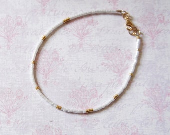 Pulsera de cuentas de semillas blancas y doradas, pulsera de cuentas pequeñas, pulsera delicada con cuentas, pulsera llena de oro apilable, pulsera delicada minimalista