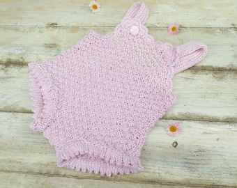 MODÈLE DE TRICOT, Baby Girl Romper, Knit Romper, Onsie, Retro Look Romper, Salopette, Romper w Bib, Summer Knit Romper, Pompons, Bandes de cravate,