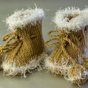 Modello di scarpine per neonati da lavorare a maglia: lacci con pompon e bordo in pelliccia invernale (download digitale)