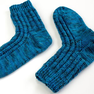 Puede incluir: Dos pares de calcetines azules de punto con un patr&oacute;n texturizado. Los calcetines est&aacute;n hechos de un material suave y c&oacute;modo y son perfectos para mantener los pies calientes en invierno.