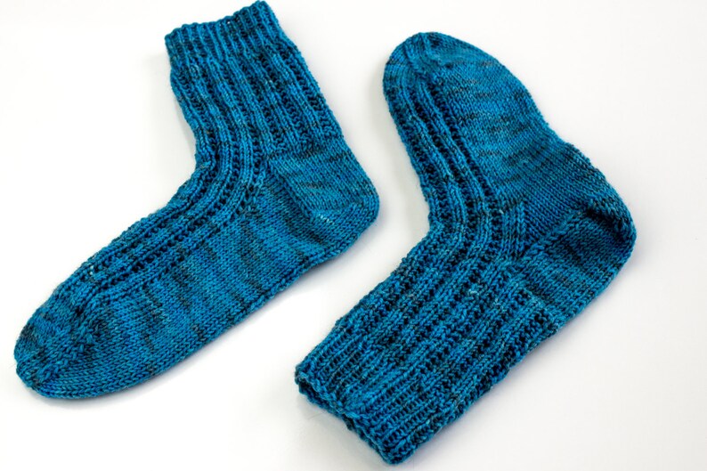 Puede incluir: Dos pares de calcetines azules de punto con un patr&oacute;n texturizado. Los calcetines est&aacute;n hechos de un material suave y c&oacute;modo y son perfectos para mantener los pies calientes en invierno.
