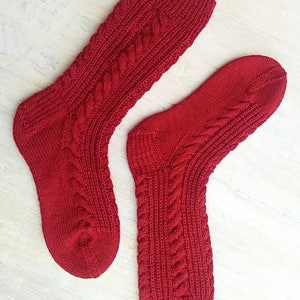Kabelstickade sockor Stickmönster: Halv Brioche, Tre storlekar (PDF-mönster)