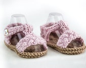 Breipatroon babygevlochten sandaal: kabelriempje, drie maten (pdf-patroon)