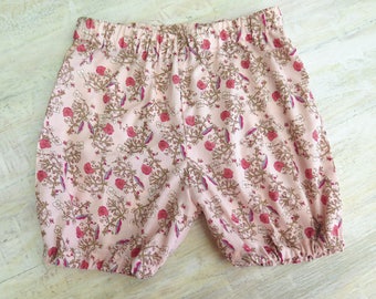 Op de afbeelding: Roze shorts met bloemenprint en elastische tailleband.