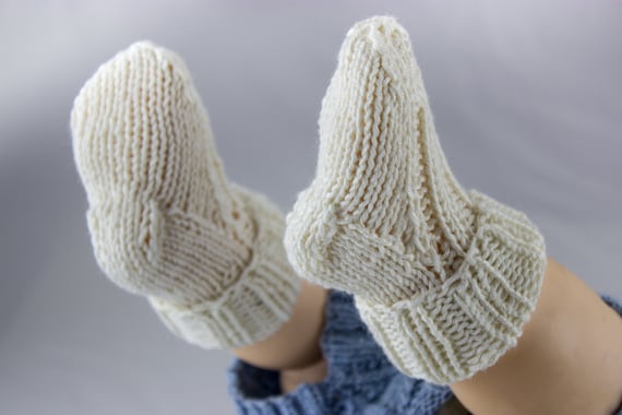 Bitty & Cozy Newborn Socks Knitting Pattern (FREE!) — Under A Tin Roof