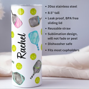 Pu&ograve; includere: Un bicchiere in acciaio inossidabile bianco da 20 once con il nome personalizzato "Rachel" e un design con illustrazioni ad acquerello di racchette da paddleball e palline. Il bicchiere &egrave; alto 8,5 pollici e ha un coperchio scorrevole a prova di perdite senza BPA. Include anche una cannuccia riutilizzabile ed &egrave; lavabile in lavastoviglie.
