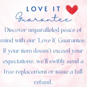 Pu&ograve; includere: Uno sfondo floreale rosa e bianco con il testo "LOVE IT Guarantee" in blu. Il testo recita "Scopri una pace mentale senza pari con la nostra garanzia 'Love It'. Se il tuo articolo non supera le tue aspettative, ti invieremo rapidamente una sostituzione gratuita o ti rilasceremo un rimborso completo."