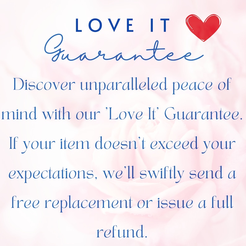 Pu&ograve; includere: Uno sfondo floreale rosa e bianco con il testo "LOVE IT Guarantee" in blu. Il testo recita "Scopri una pace mentale senza pari con la nostra garanzia 'Love It'. Se il tuo articolo non supera le tue aspettative, ti invieremo rapidamente una sostituzione gratuita o ti rilasceremo un rimborso completo."