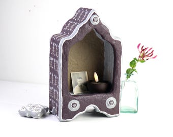 Altar, Schrein, klassisches Design in dunkelviolettem Blumenmuster
