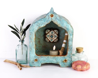 Mueble de altar de papel maché hecho a mano, santuario espiritual con textura y pintura a mano con detalles dorados.