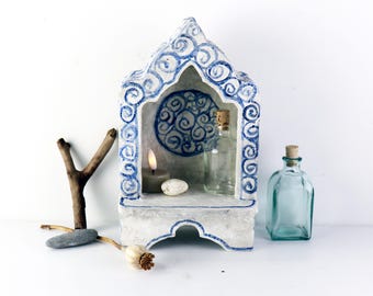 Altar de santuario de papel maché hecho a mano de imitación de gres con detalle de remolino azul