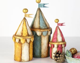 Juego de tres carpas de circo azul, amarillo y rojo