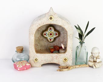 Mueble de altar de papel maché hecho a mano, santuario espiritual con textura y pintura a mano con detalles dorados.