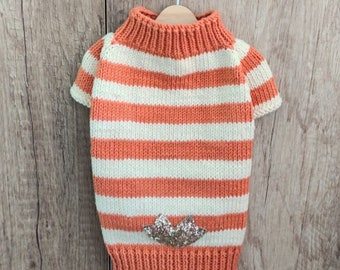 Haustiermode: Gestreifter orangefarbener Pullover aus Baumwollgarn für kleine Hunde – Handgefertigte Hundebekleidung – Designer-Haustierbekleidung