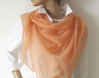 Chal triangular tejido a mano en mohair y seda color albaricoque, bufanda triangular de mujer, chal sencillo para el hombro elaborado con fibras naturales puras