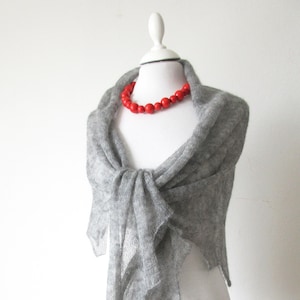 Chal triangular gris de mezcla de alpaca, chal de hombro ligero hecho a mano, bufanda de punto XL para mujer