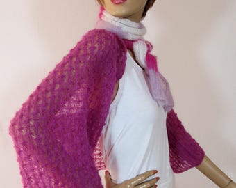 Bolero color fucsia confeccionado en una mezcla de alpaca y mohair, chaqueta corta ligera con mangas anchas y estampado de encaje, ideal para calentar los hombros en ocasiones festivas.