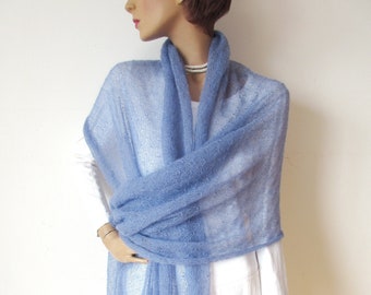 Stola aus Mohair mit Lurex, gestricktes Tuch hellblau, eleganter Damenschal, Schultertuch Hochzeit, leichter Wrap Trauzeugin, Geschenk Frau