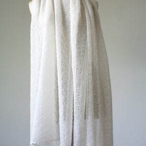 Brautstola elfenbeinweiß, Hochzeit Stola ivory, zartes Tuch Mohair, Schal zum Brautkleid, leichtes Umschlagtuch Wrap Vermählung Bild 5