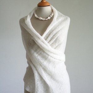 Brautstola elfenbeinweiß, Hochzeit Stola ivory, zartes Tuch Mohair, Schal zum Brautkleid, leichtes Umschlagtuch Wrap Vermählung Bild 7