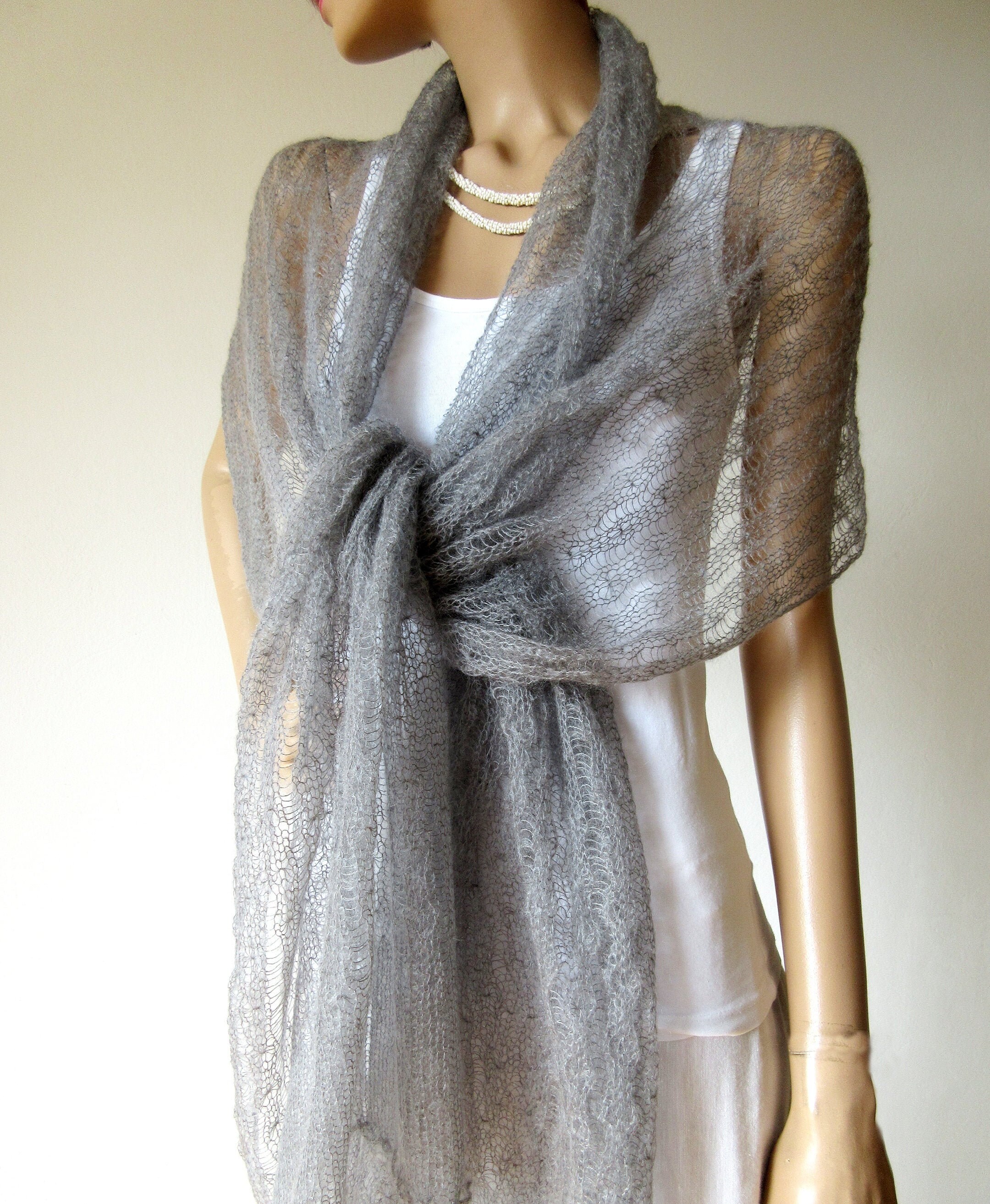 Feine Stola neutrale Farbe gestricktes Tuch grau zartes | Etsy