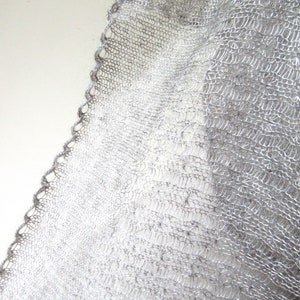 Festliche Stola aus Mohair, silber grau, edler Hochzeitsschal, Umschlagtuch Brautmutter, platingrau, Abendstola, zarte Strickstola, elegant Bild 8