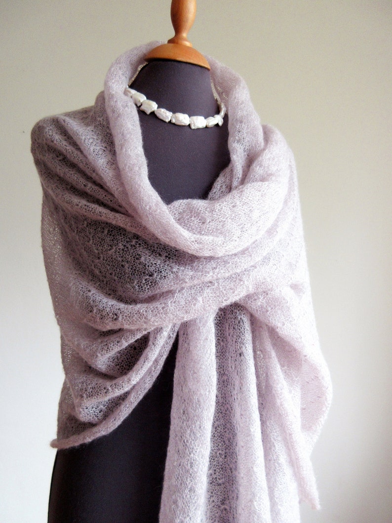 Stola Hochzeit Brautschal mauve, gestricktes großes Tuch aus Kid-Mohair, Schultertuch Wrap, zeitlos und neutrales Umschlagtuch Bild 1