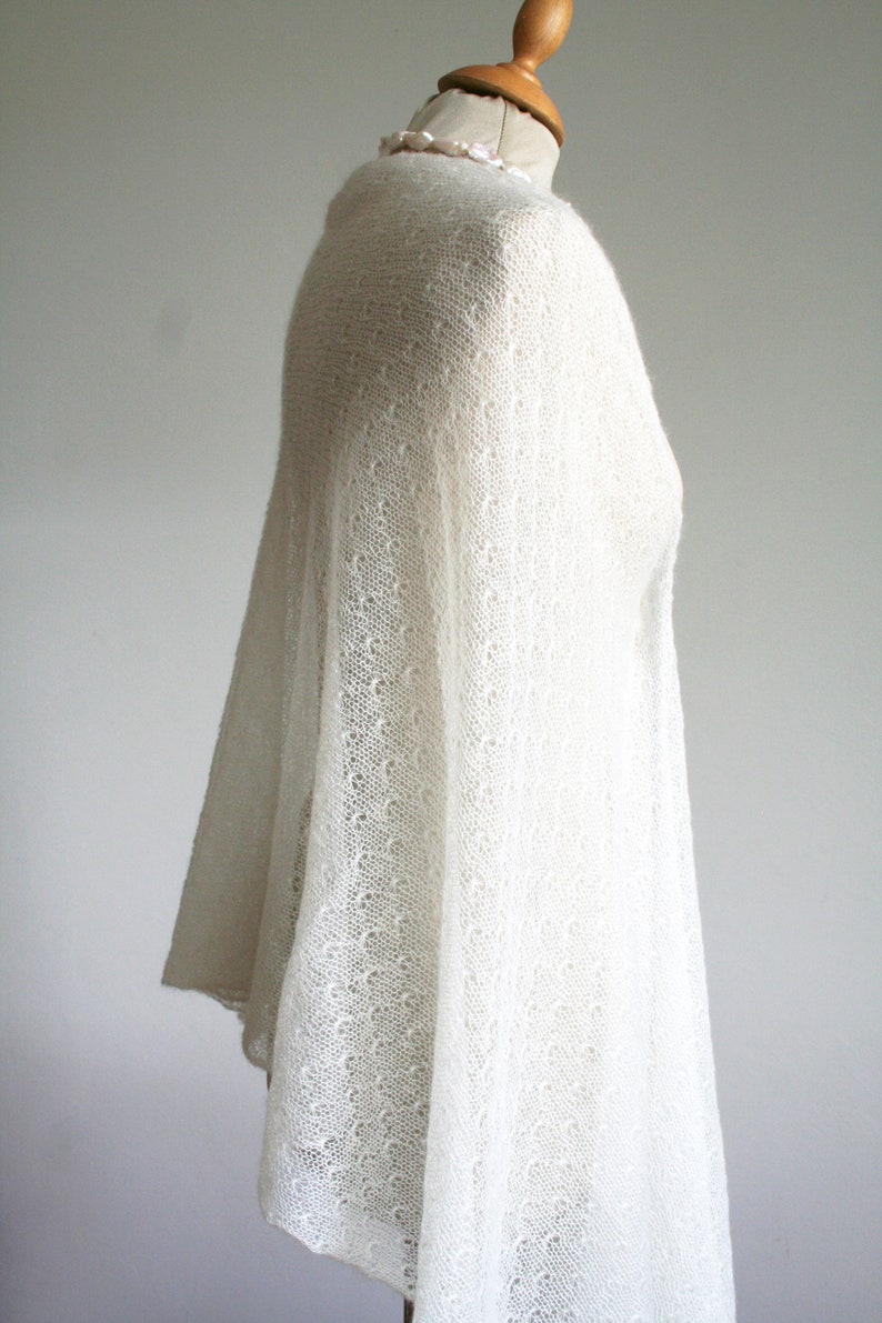 Brautstola elfenbeinweiß, Hochzeit Stola ivory, zartes Tuch Mohair, Schal zum Brautkleid, leichtes Umschlagtuch Wrap Vermählung Bild 8