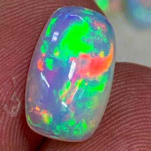 Cabujón de ópalo Welo natural: Piedra de fuego brillante (8 x 13 mm)