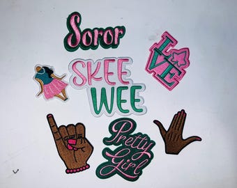 Toppe termoadesive AKA Sorority: applicazioni ricamate rosa e verdi